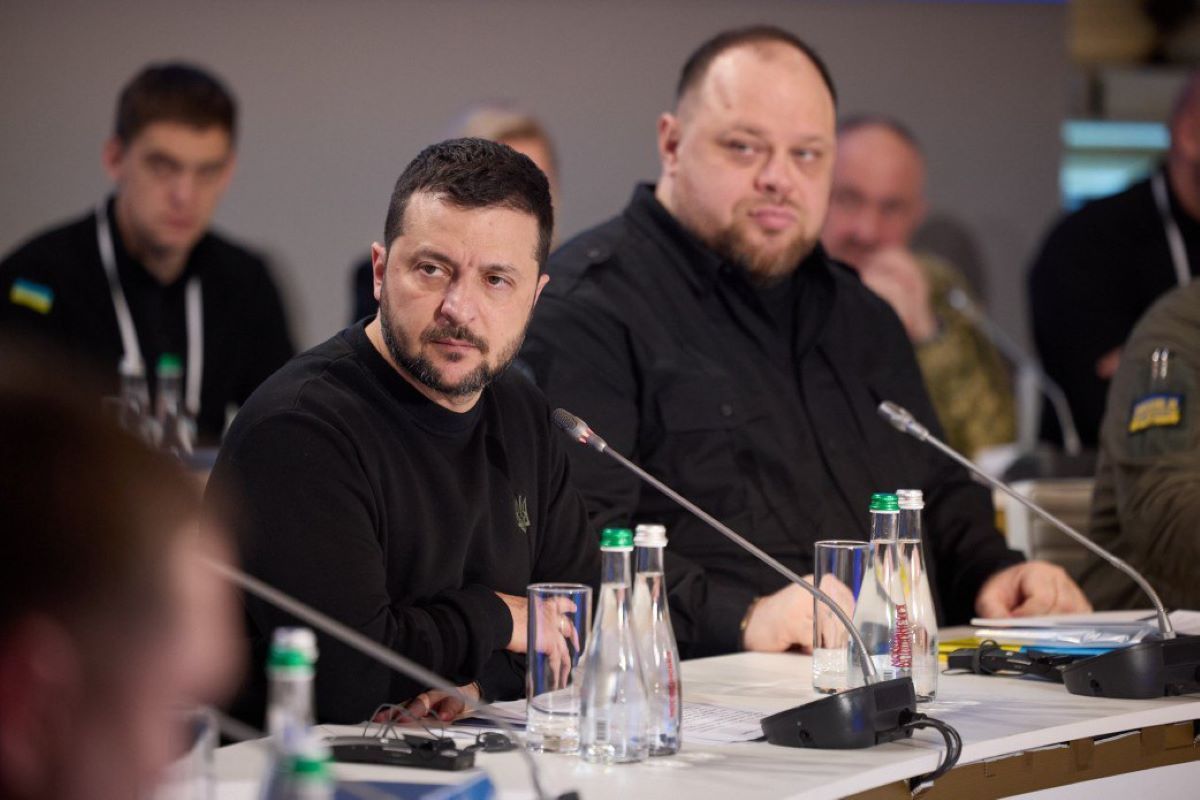 Владимир Зеленский обратился к чиновникам Владимир Зеленский обратился к чиновникам