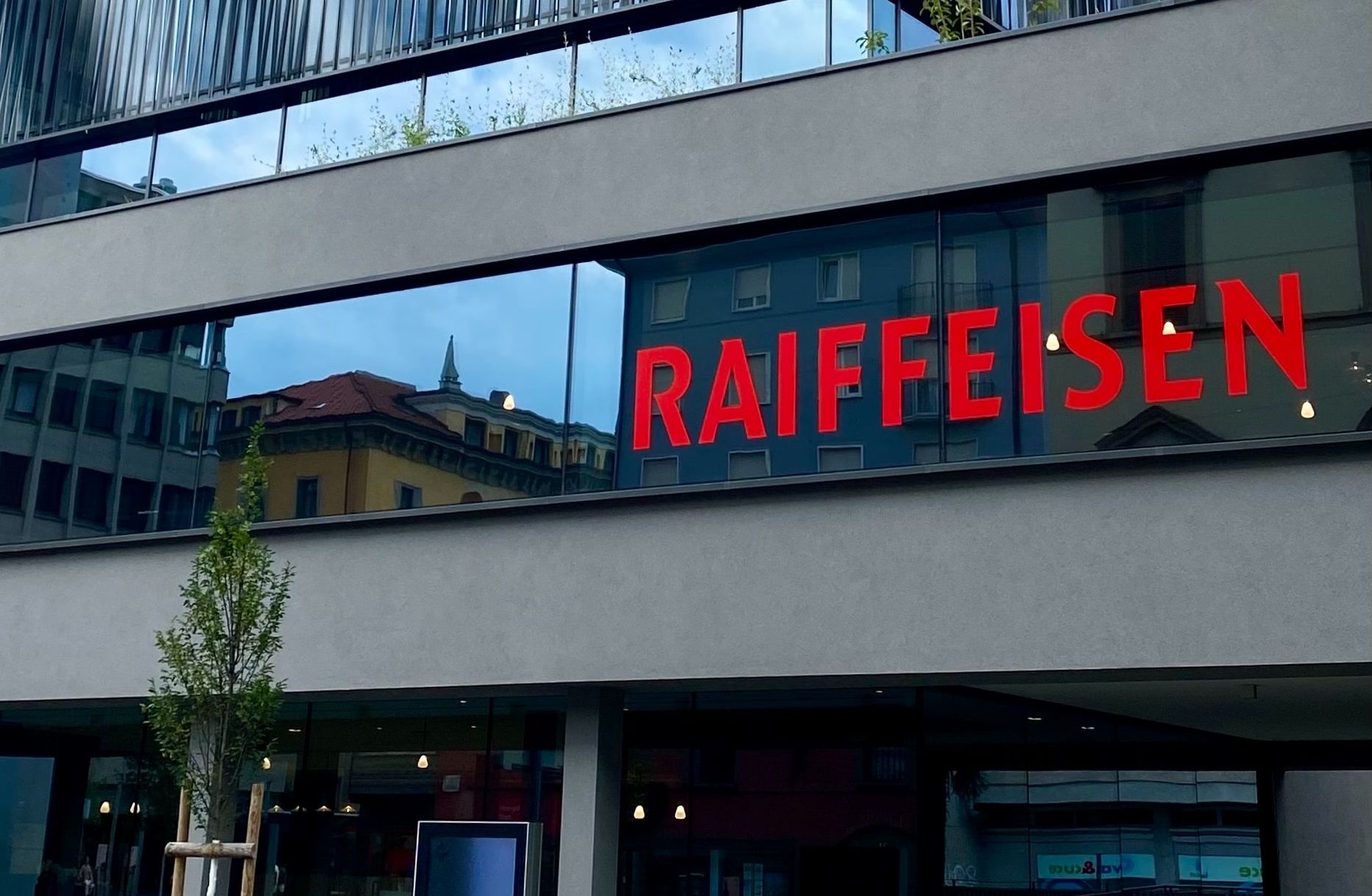  НАЗК призупинило статус спонсора війни для австрійського Raiffeisen Bank 