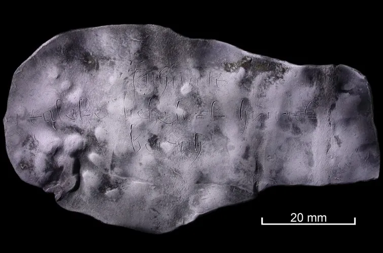 Археологи знайшли у вбиральні XV століття свинцеву Археологи знайшли у вбиральні XV століття свинцеву