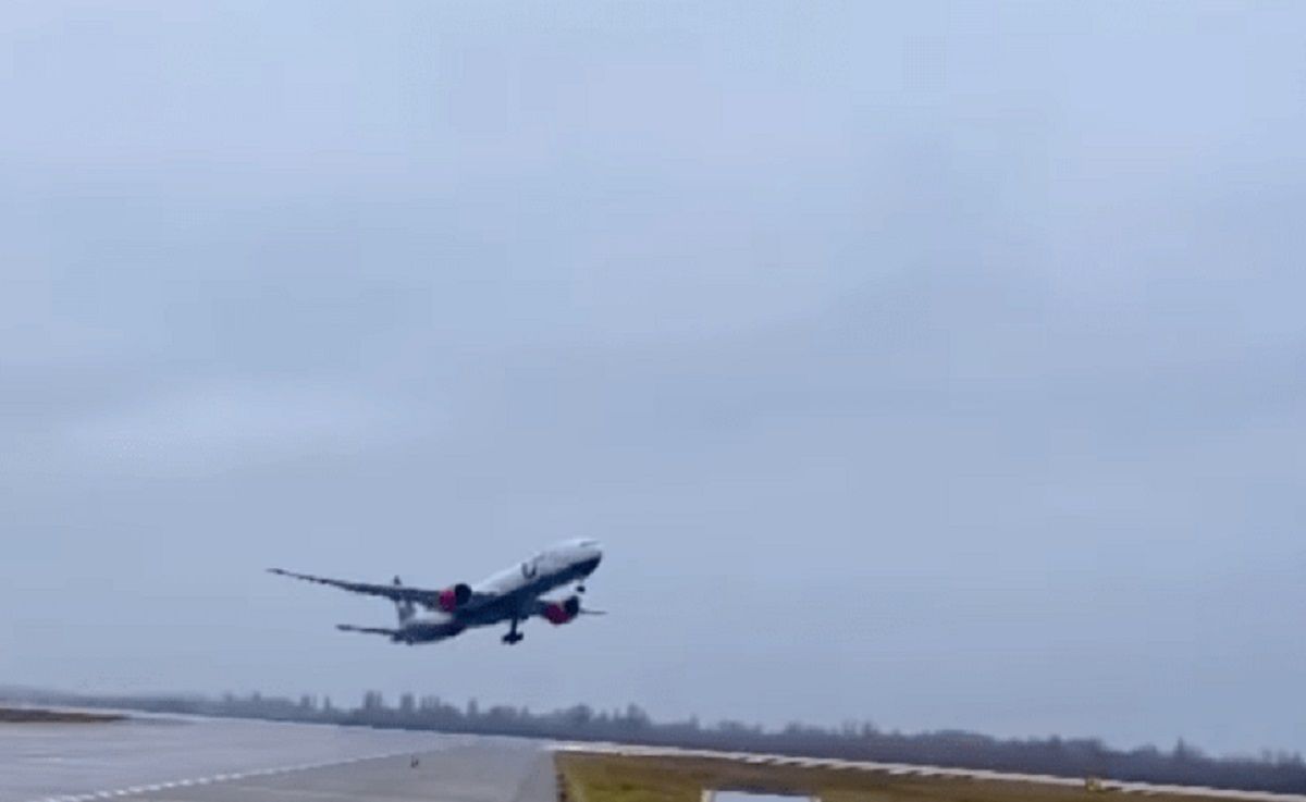 З аеропорту "Бориспіль" вилетів цивільний літак: зворушливе відео - 24 Канал