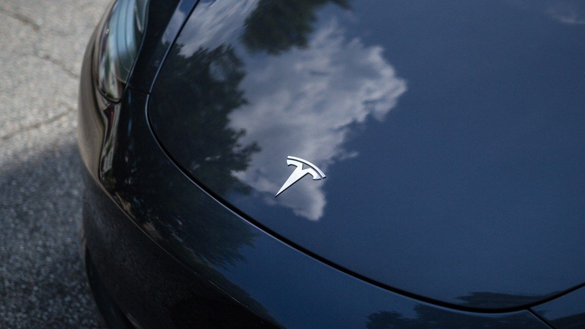 Tesla знає про дефектні деталі своїх автомобілів, але звинувачує в цьому водіїв