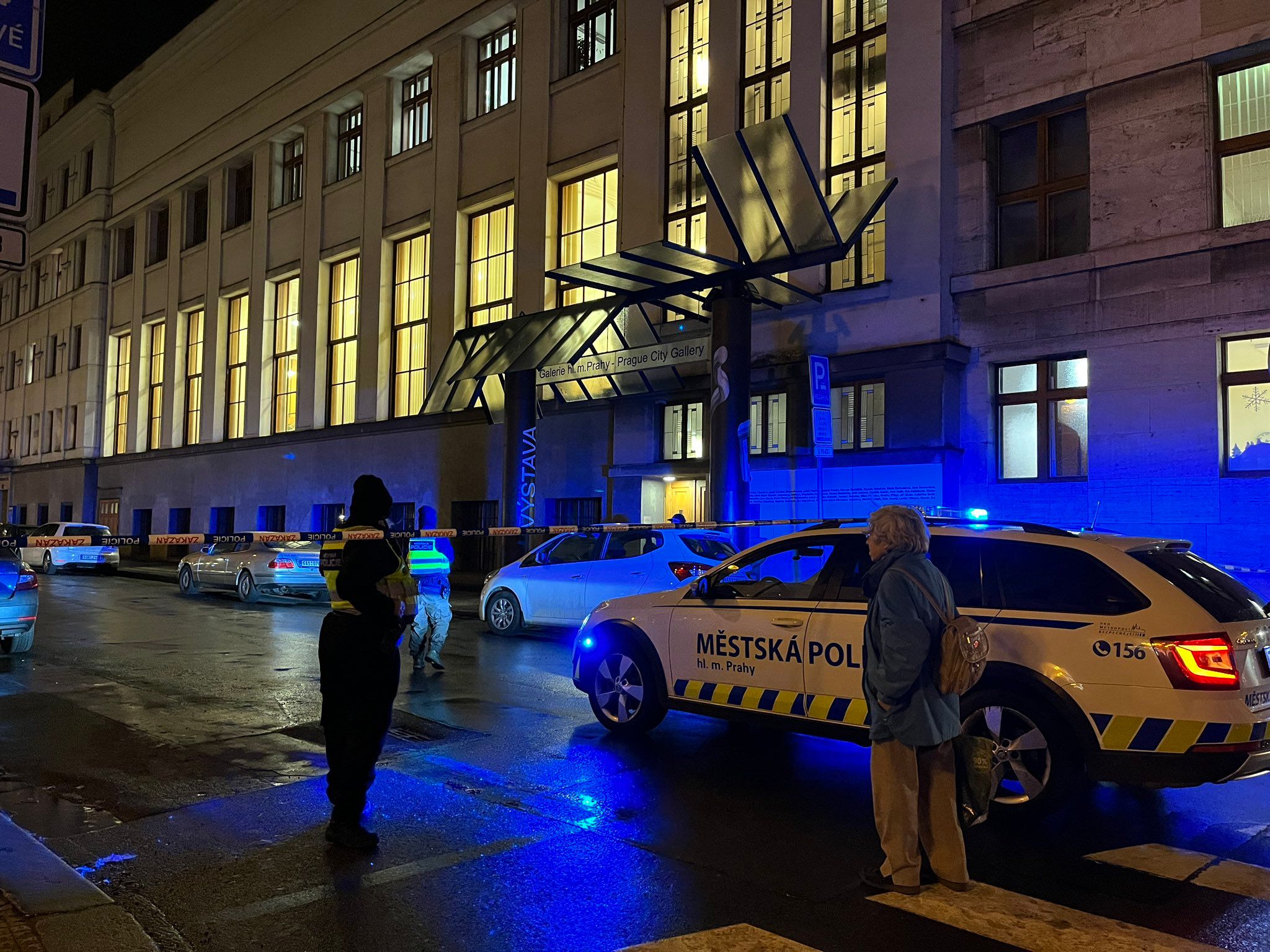 У Празі евакуюють головну будівлю міської бібліотеки: ЗМІ кажуть, що там може бути бомба - 24 Канал У Празі евакуюють головну будівлю міської бібліотеки: ЗМІ кажуть, що там може бути бомба - 24 Канал