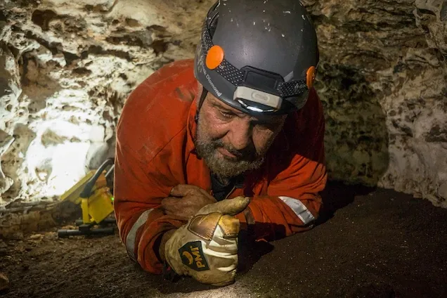 Тунелі печер подекуди дуже вузькі Тунелі печер подекуди дуже вузькі