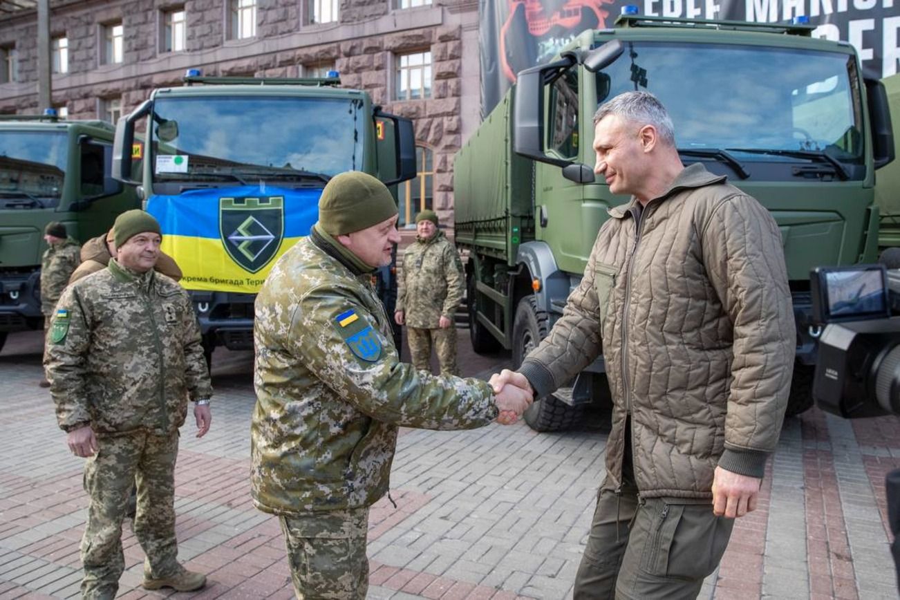 Виталий Кличко: Общество Киева передало 241-й бригаде 20 новых грузовых автомобилей