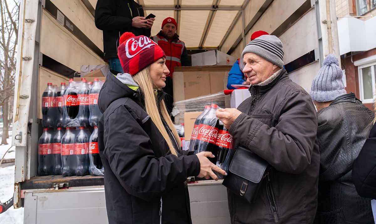 Святкова магія від Кока-Кола - мільйон пляшок отримають найбільш незахищені українці - 24 Канал