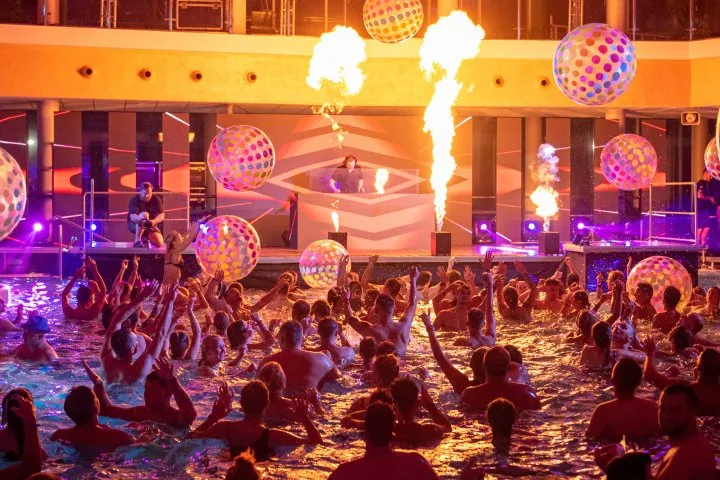 Вечірка в термах Вечірка в термах