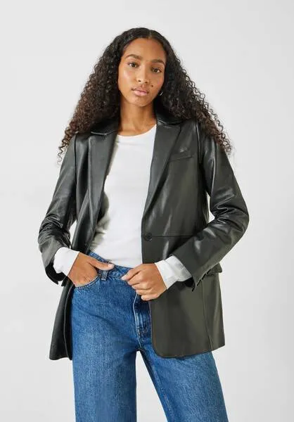 Трендовий зараз шкіряний піджак / Фото HUSH Трендовий зараз шкіряний піджак / Фото HUSH