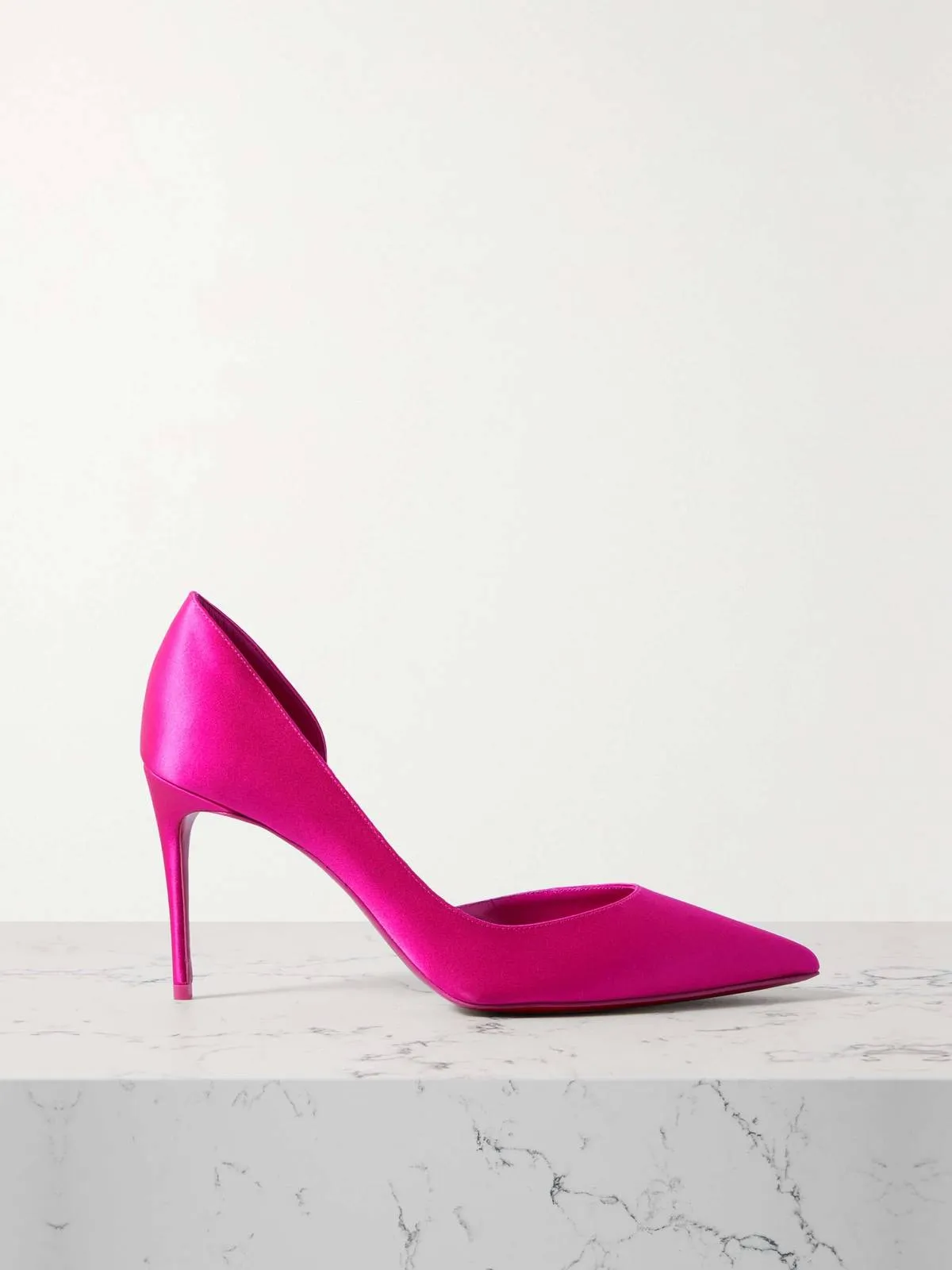 Туфлі на підборах у стилі барбікор / Фото CHRISTIAN LOUBOUTIN Туфлі на підборах у стилі барбікор / Фото CHRISTIAN LOUBOUTIN