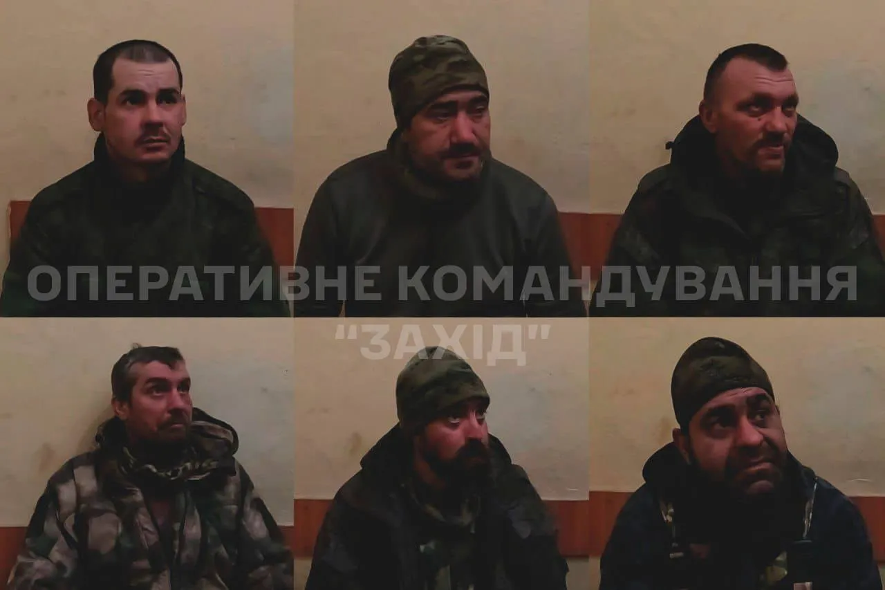 Группа российских военных, сдавшаяся в плен