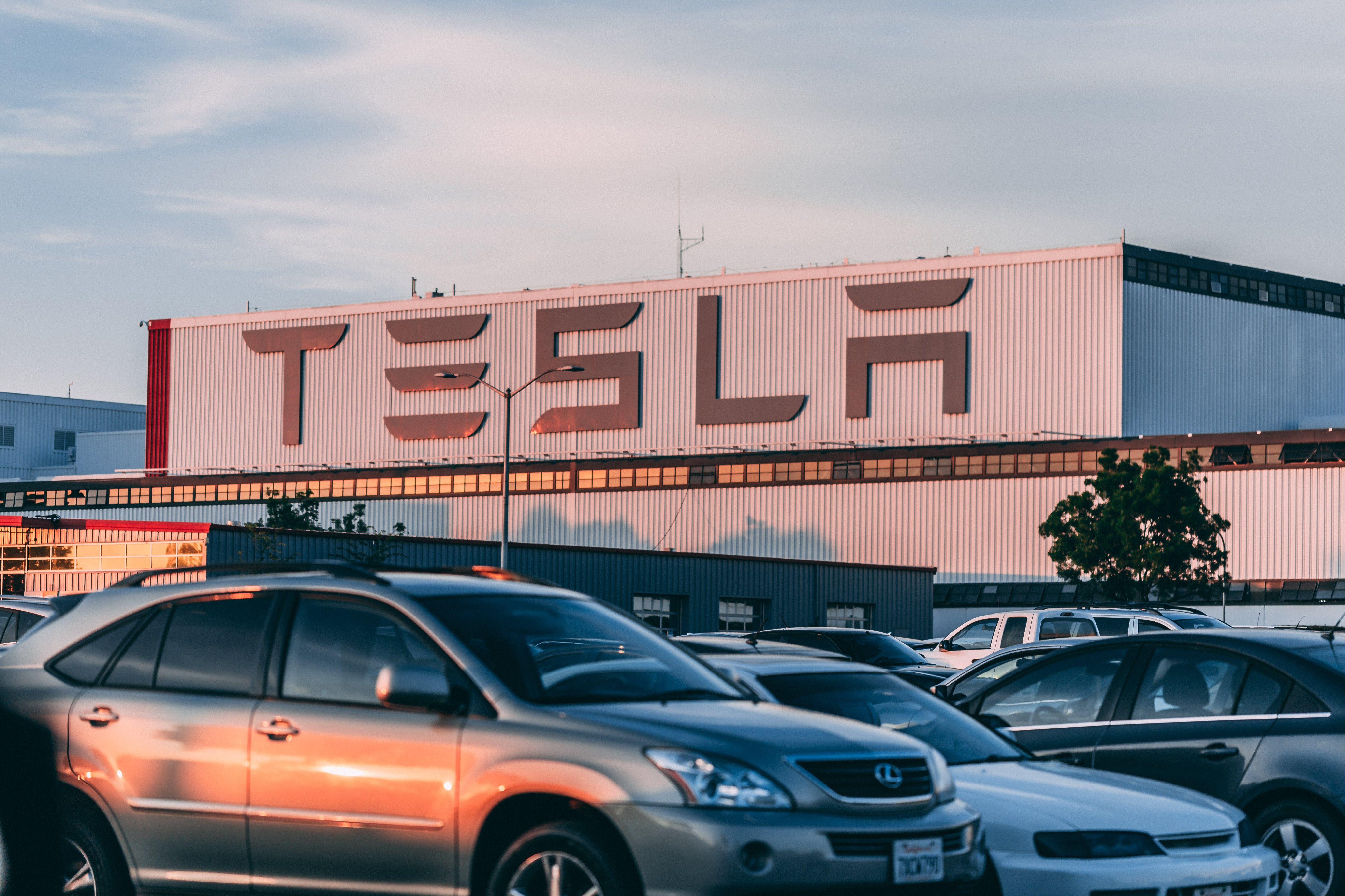 Tesla достигла рекордных продаж Tesla достигла рекордных продаж