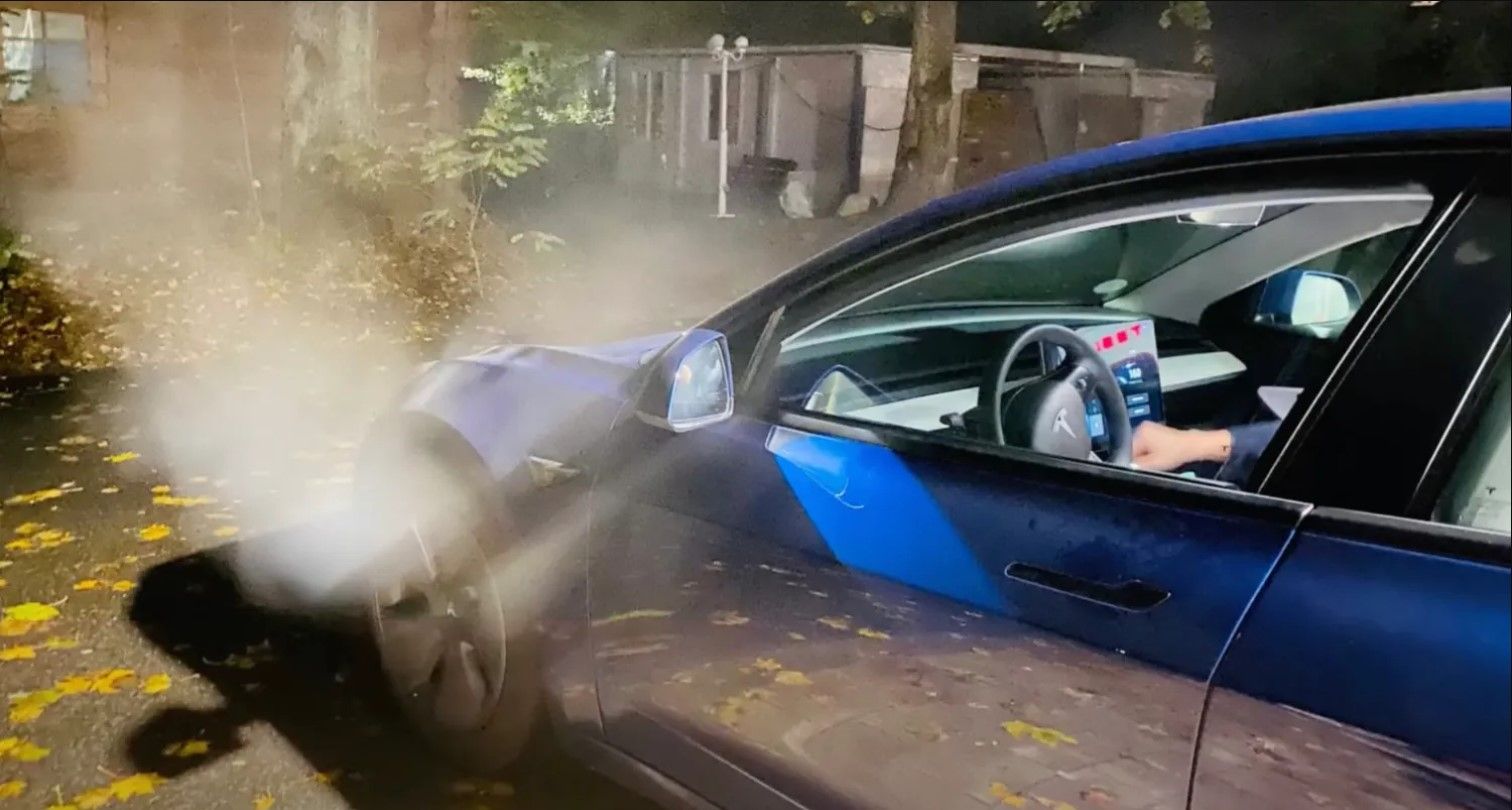 Tesla выделяет пар во время быстрой зарядки, но так и должно быть Tesla выделяет пар во время быстрой зарядки, но так и должно быть