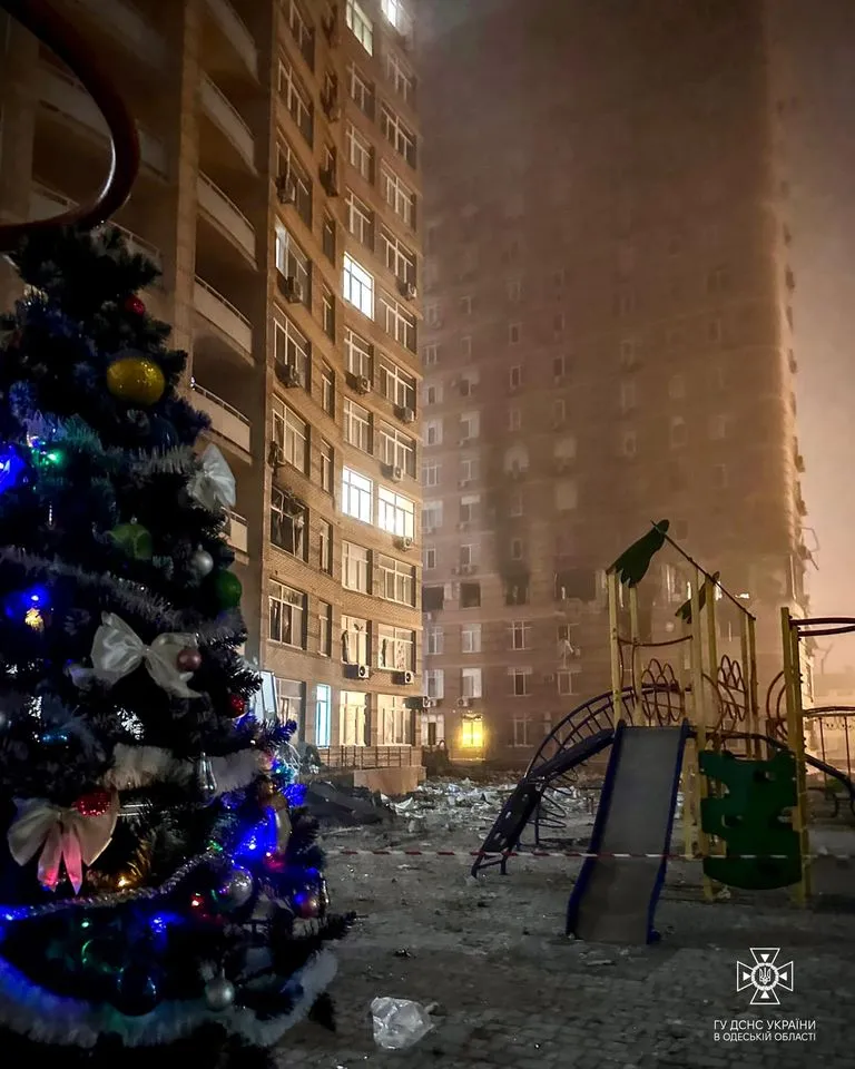 Люди в Одесі увімкнули гірлянди на ялинці атакованої багатоповерхівки