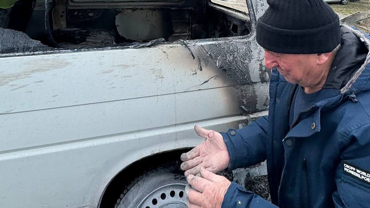 Видео киевлянин отогнал горящее авто - мужчина отказался от врачей,  несмотря на ожоги - 24 Канал