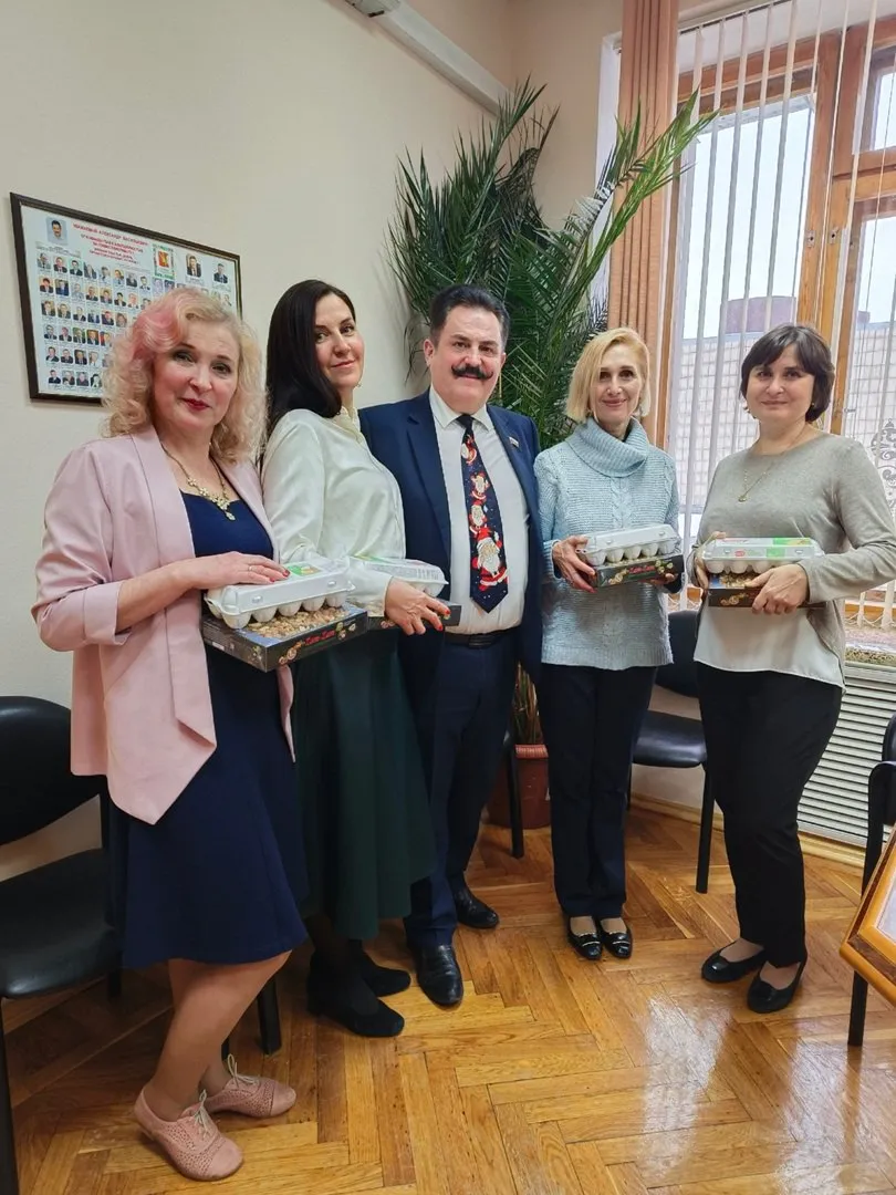 Российский депутат подарил женщинам-коллегам на Новый год яйца.