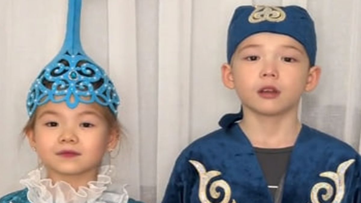 Маленькие казахи поздравили украинцев с Новым годом и умиляли сеть - видео Маленькие казахи поздравили украинцев с Новым годом и умиляли сеть - видео