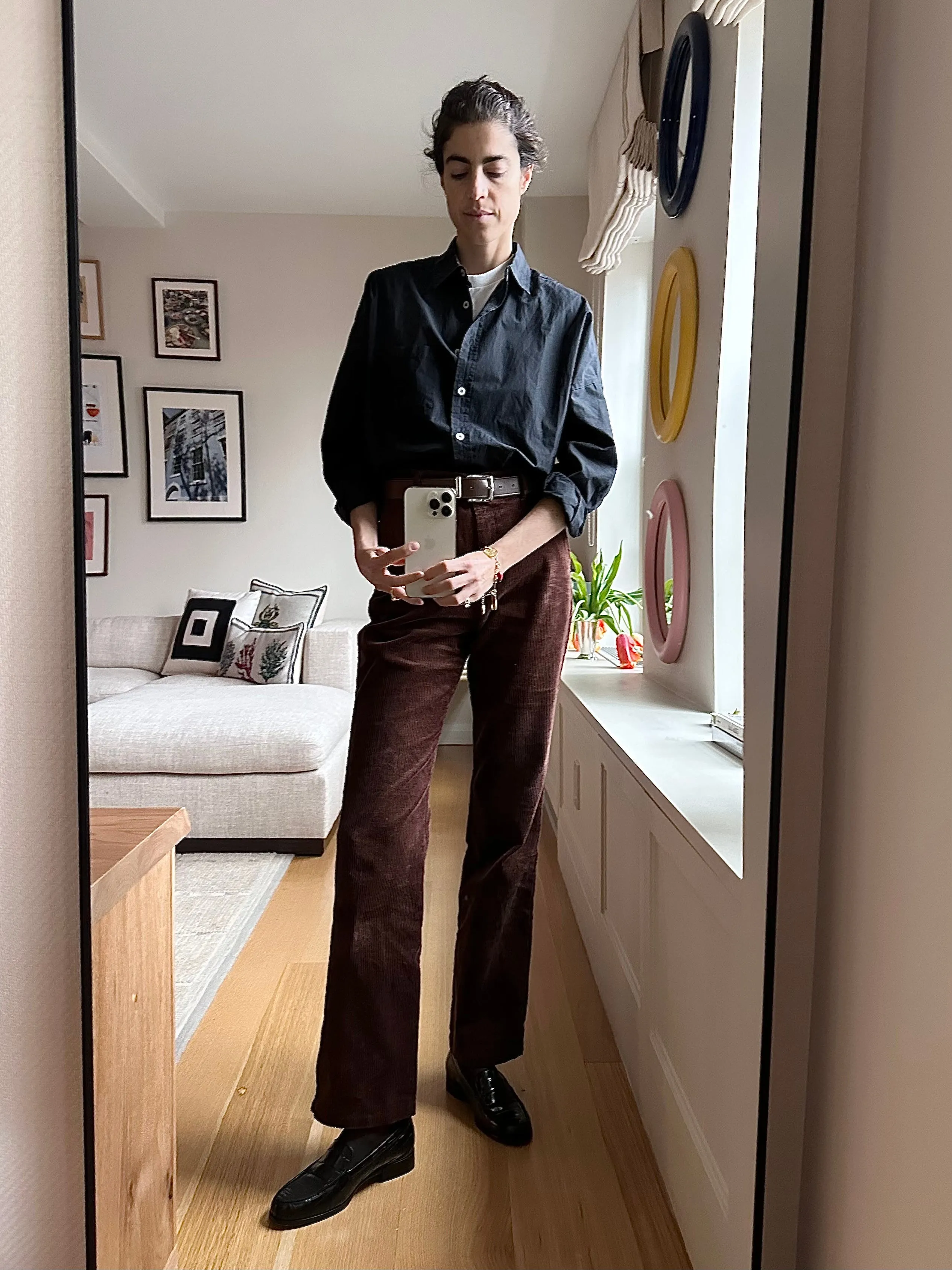Повседневный образ с коричневыми брюками / Фото Леандры Медин
