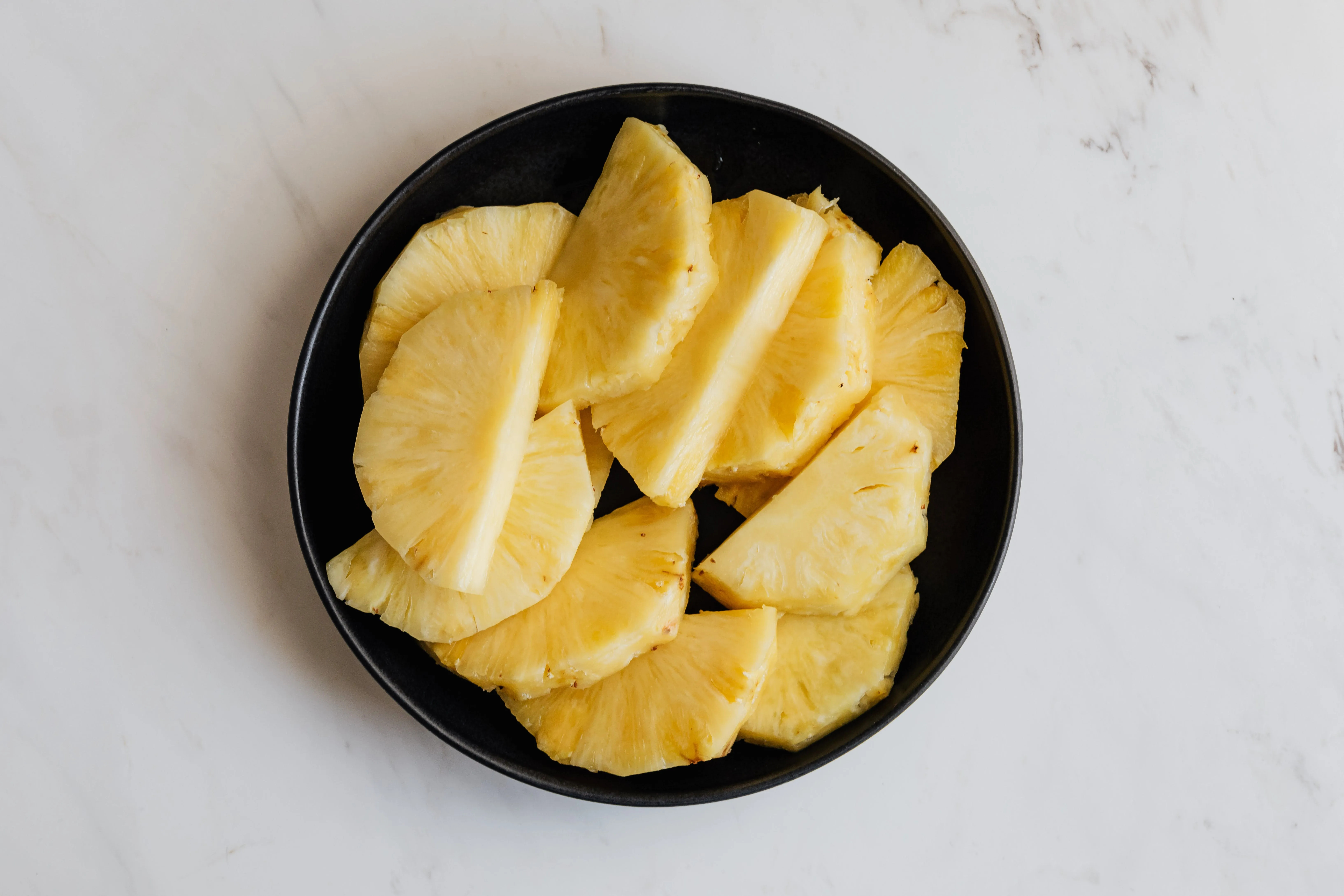 Не следует разрезанный ананас долго держать в холодильнике