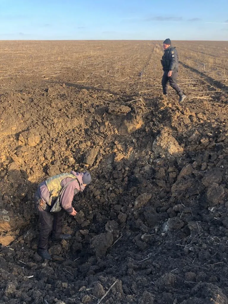 В Харьковской области российская управляемая авиационная бомба упала возле Золочева В Харьковской области российская управляемая авиационная бомба упала возле Золочева