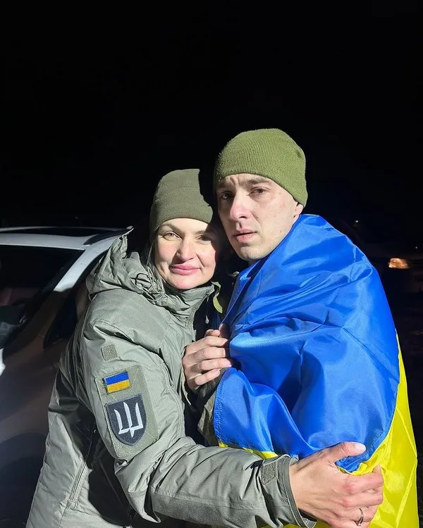 Освобожденный Куртев и Юлия Приймак, руководитель Центрального регионального центра Координационного штаба по вопросам обращения с военнопленными