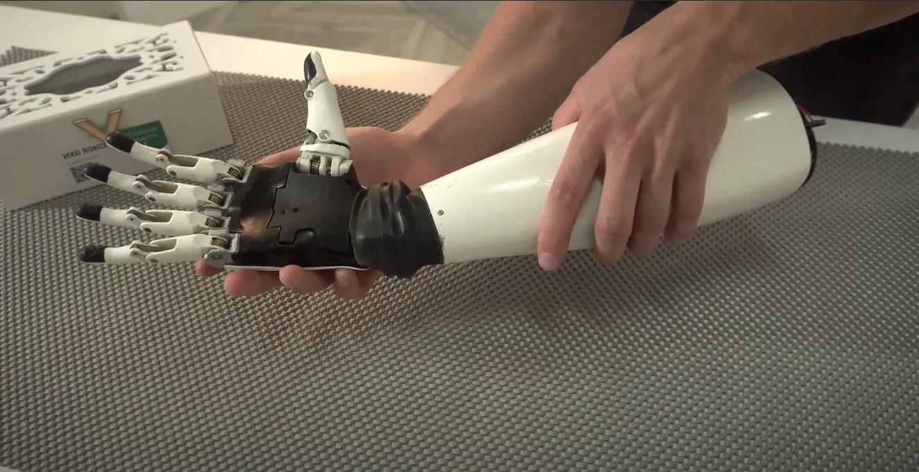 Протезом можна керувати вручну або через додаток Протезом можна керувати вручну або через додаток