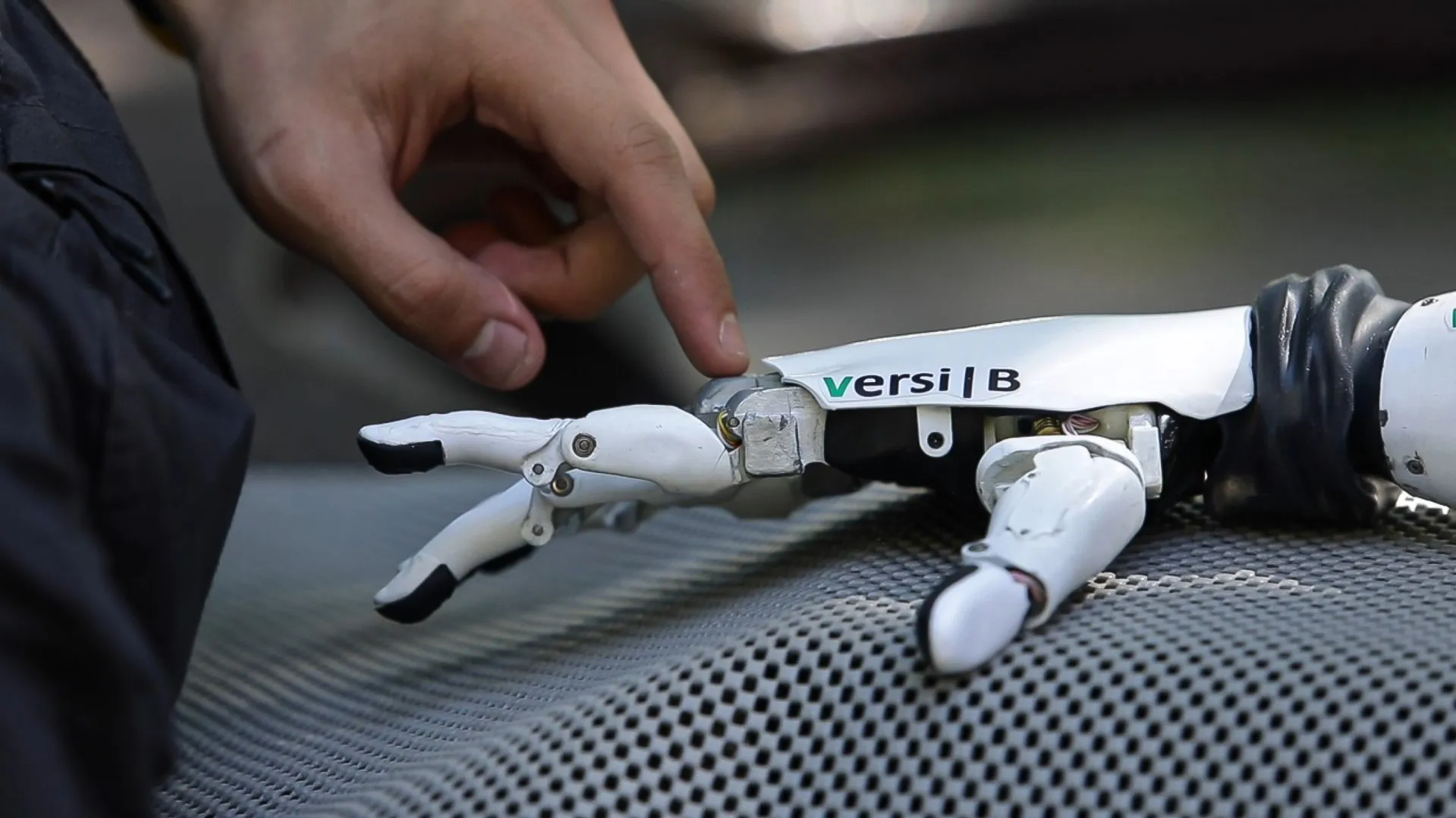 Біонічний протез VersiBionics Біонічний протез VersiBionics