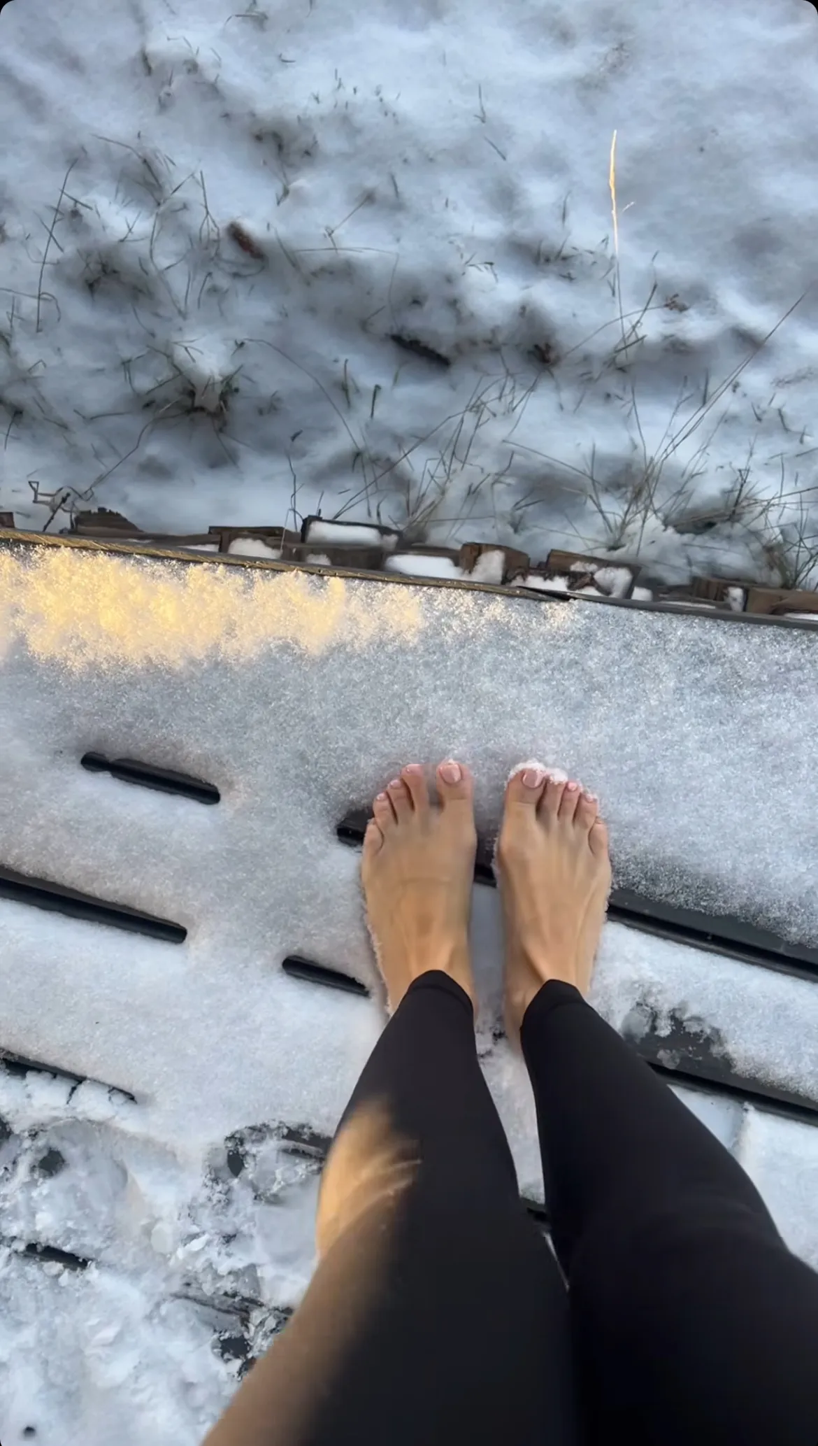 Кароль ходит по снегу
