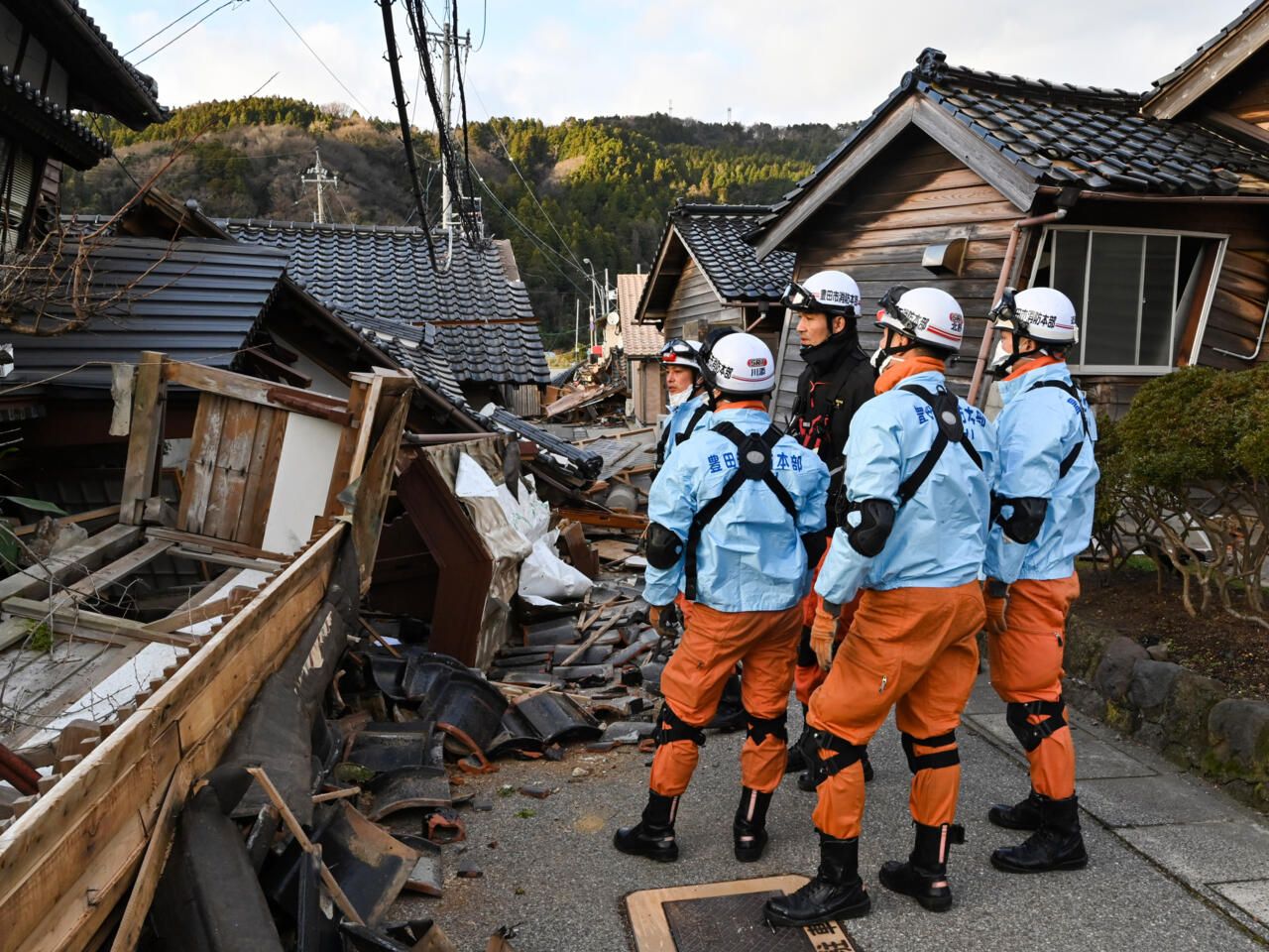 В Японии чудом спасли женщину из-под завалов после землетрясения - 24 Канал