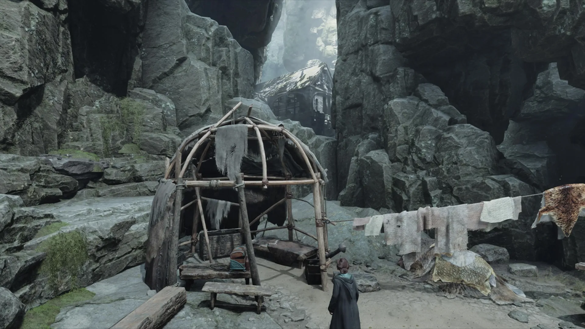 Юрта на заднем дворе руин Юрта на заднем дворе руин