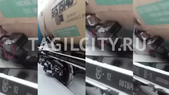 Фото взрывных устройств, закрепленных на цистернах поезда