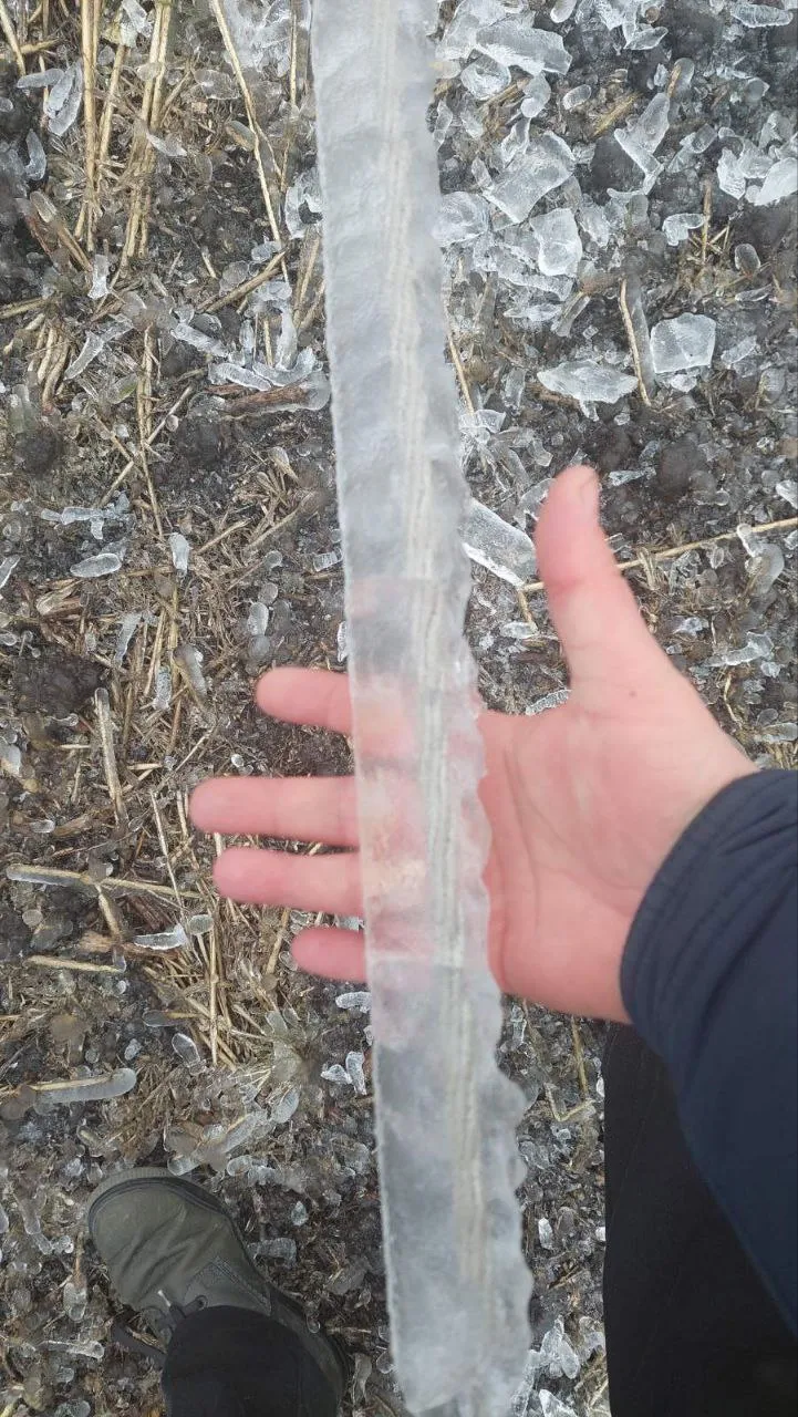 В Николаевской области на линии электропередач – глыбы льда
