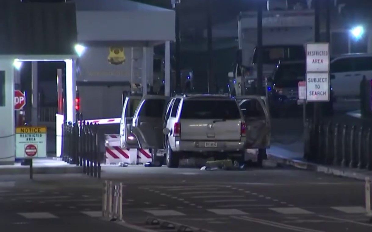 В защитное ограждение возле КПП Белого дома в Вашингтоне врезался внедорожник В защитное ограждение возле КПП Белого дома в Вашингтоне врезался внедорожник