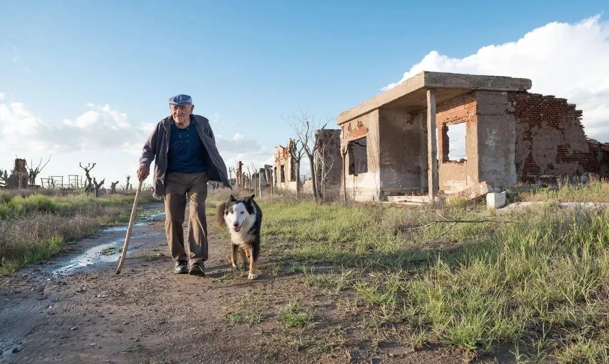 Мужчина гуляет со своей собакой