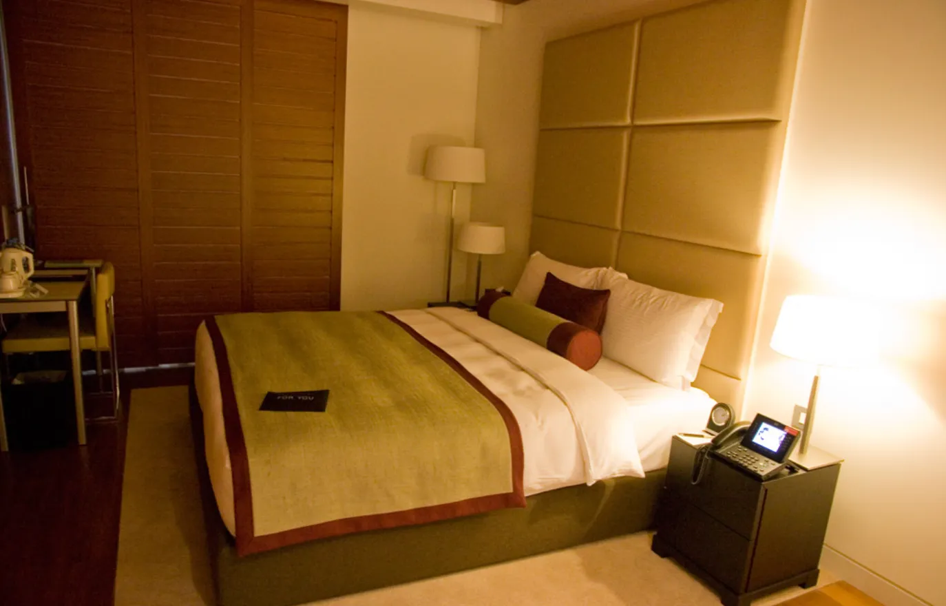 Спальна кімната в номері готелю в аеропорту Хамад у Досі 