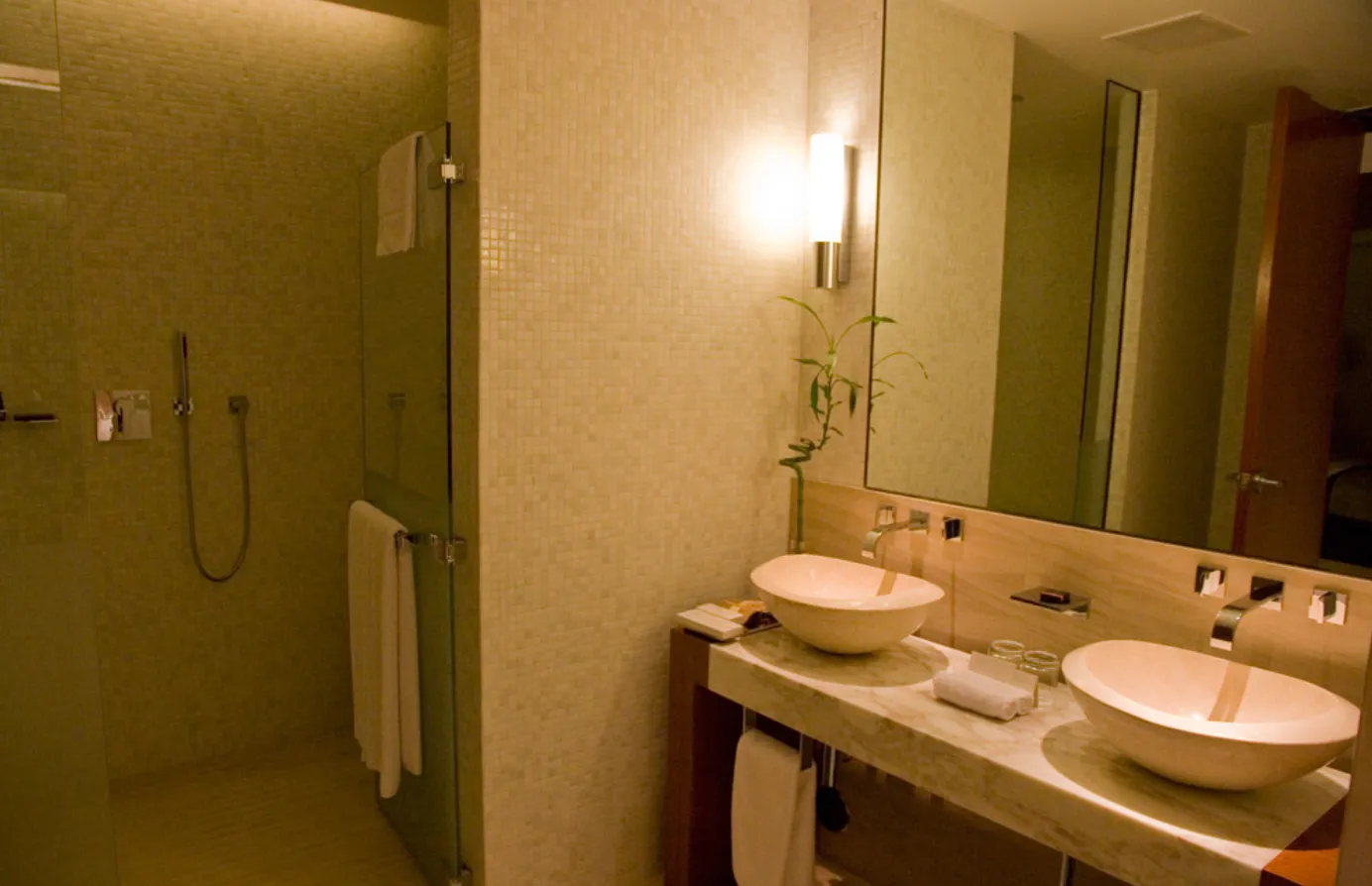 Ванная комната в номере отеля в аэропорту Хамад в Дохе