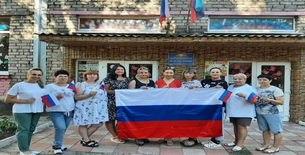 На Луганщині вихователі-колаборанти позували з російським триколором