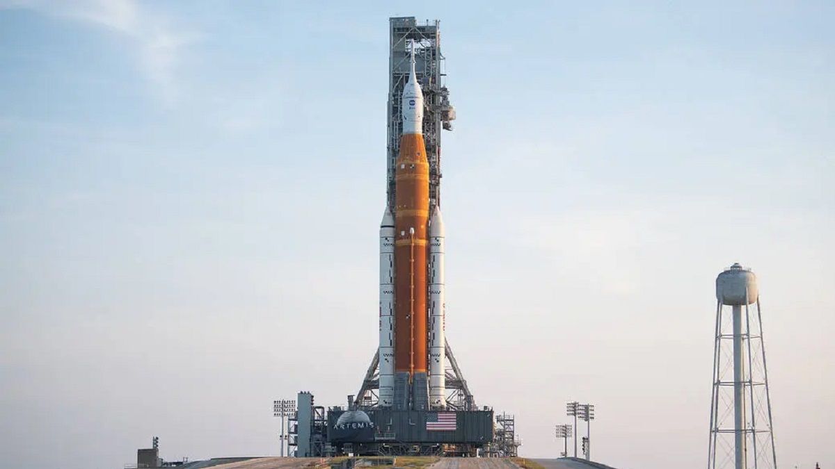 Ракета SLS, яка повинна доставити людей до Місяця