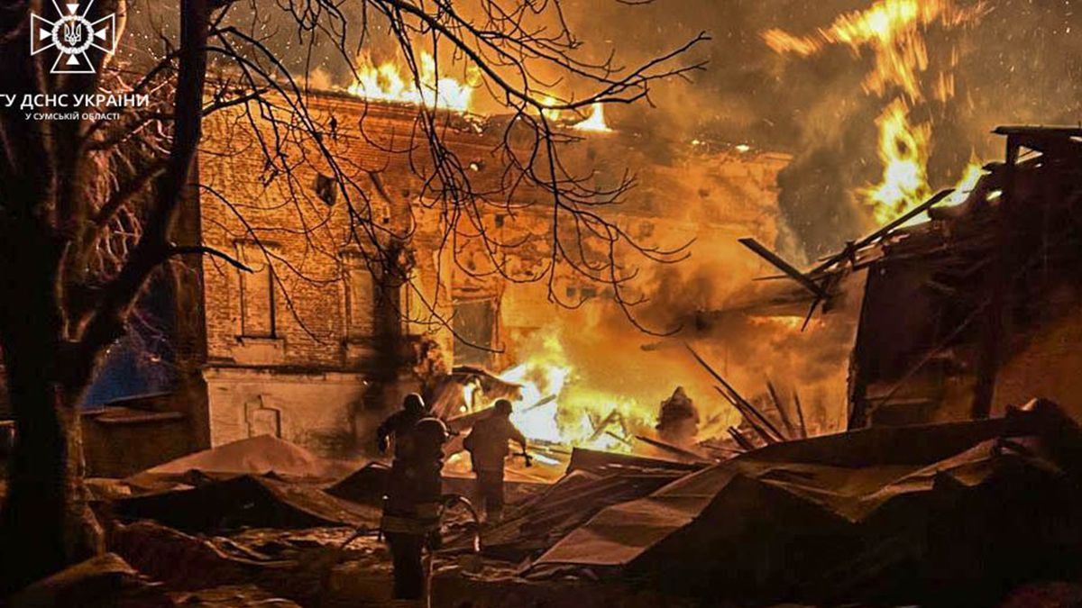 В Сумской области 9 января горел Дом культуры после попадания Шахедом