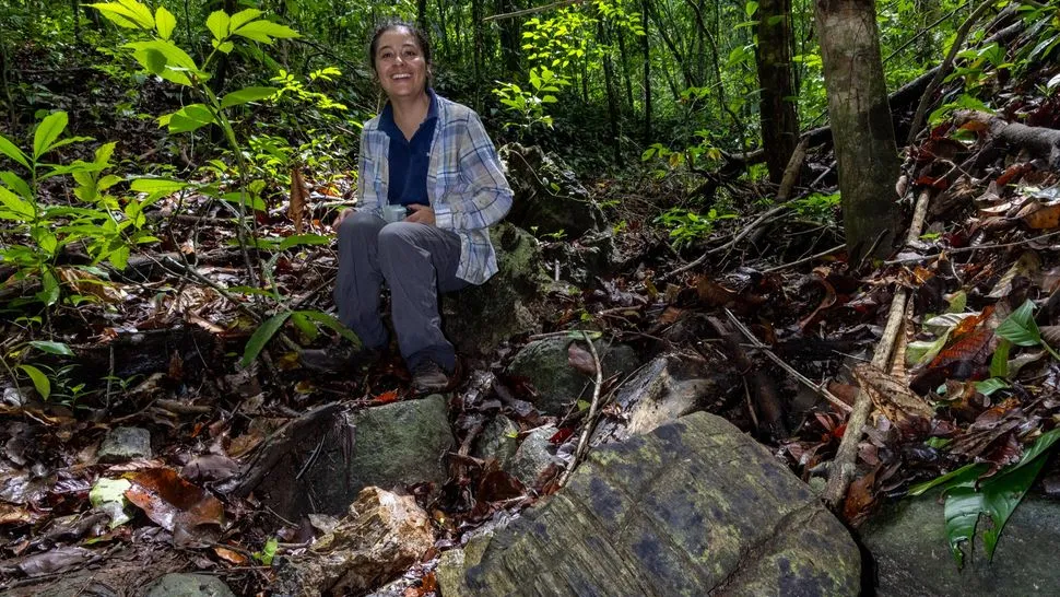Дослідниця Карен Карденас сидить біля викопного мангрового лісу на острові Барро Колорадо