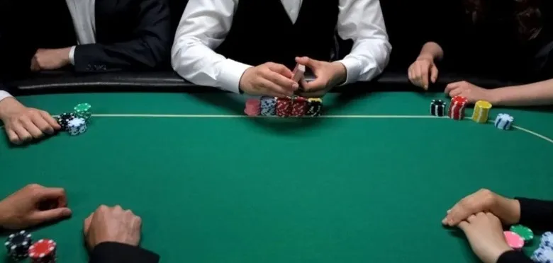 Диллер за покерным столом