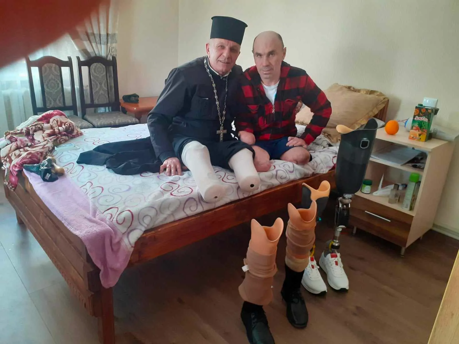 Священник і український військовий, які не мають кінцівок
