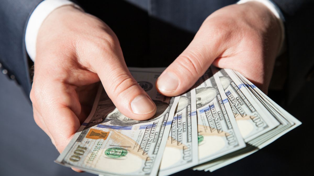 Спрос на доллар растет Спрос на доллар растет