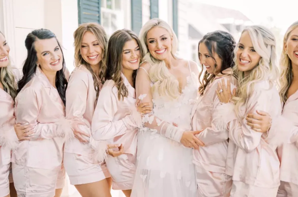 Наречена з подругами у свій особливий ранок Наречена з подругами у свій особливий ранок