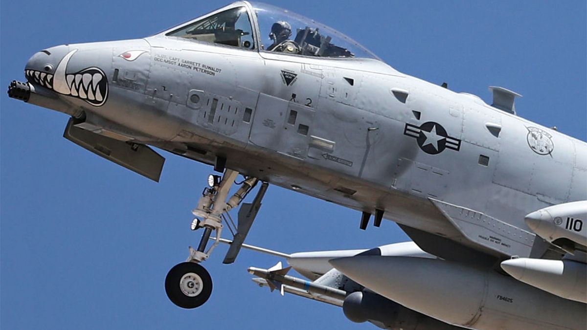 Штурмовой самолет A-10 Thunderbolt II Штурмовой самолет A-10 Thunderbolt II