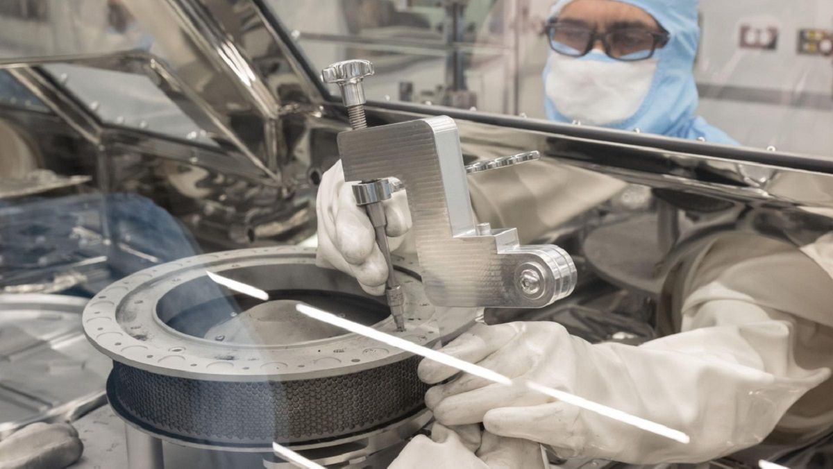 Камеру зі зразками астероїда Бенну нарешті відкрили Камеру зі зразками астероїда Бенну нарешті відкрили