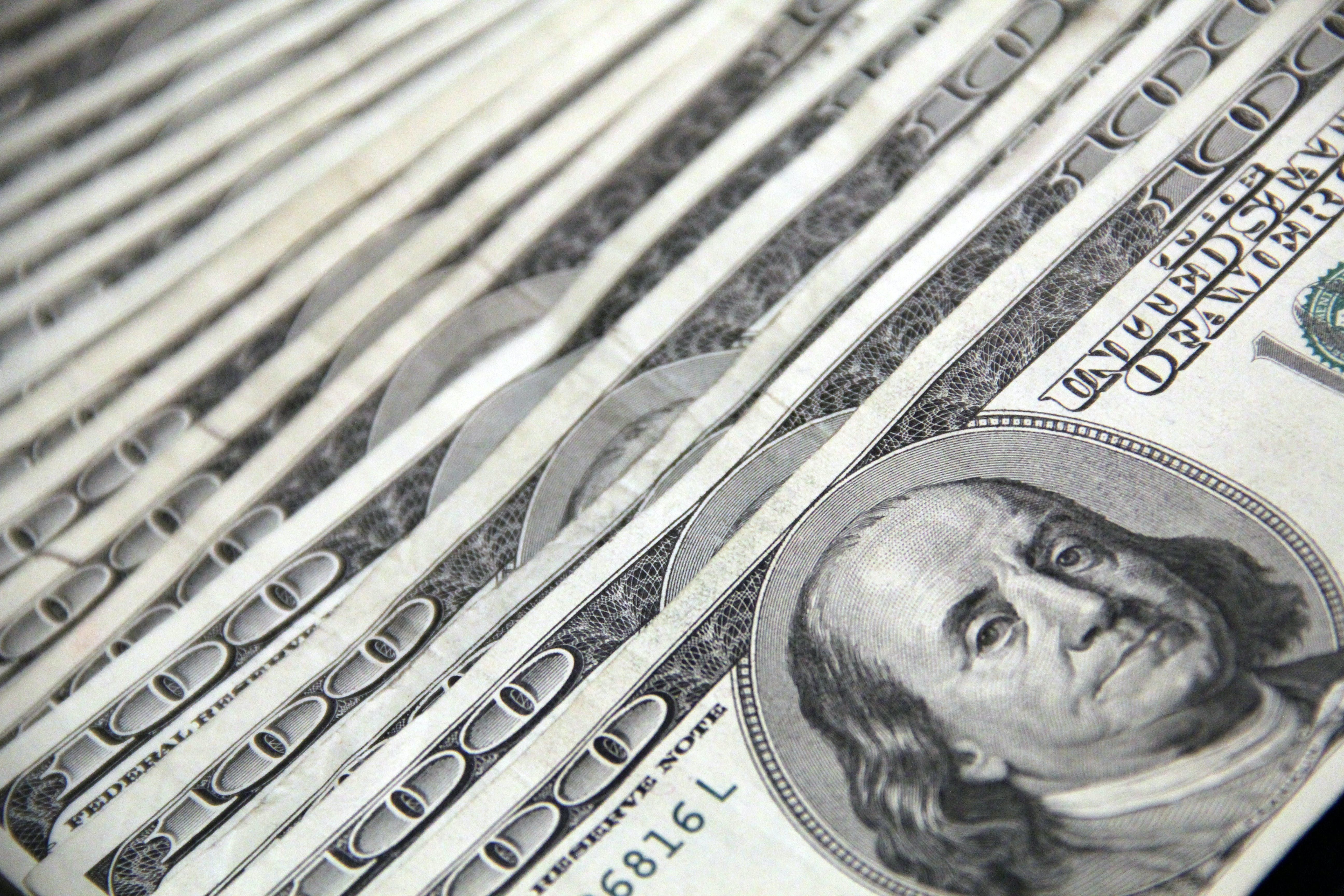 Доллар дешевеет – какой курс доллара установил НБУ 15 января