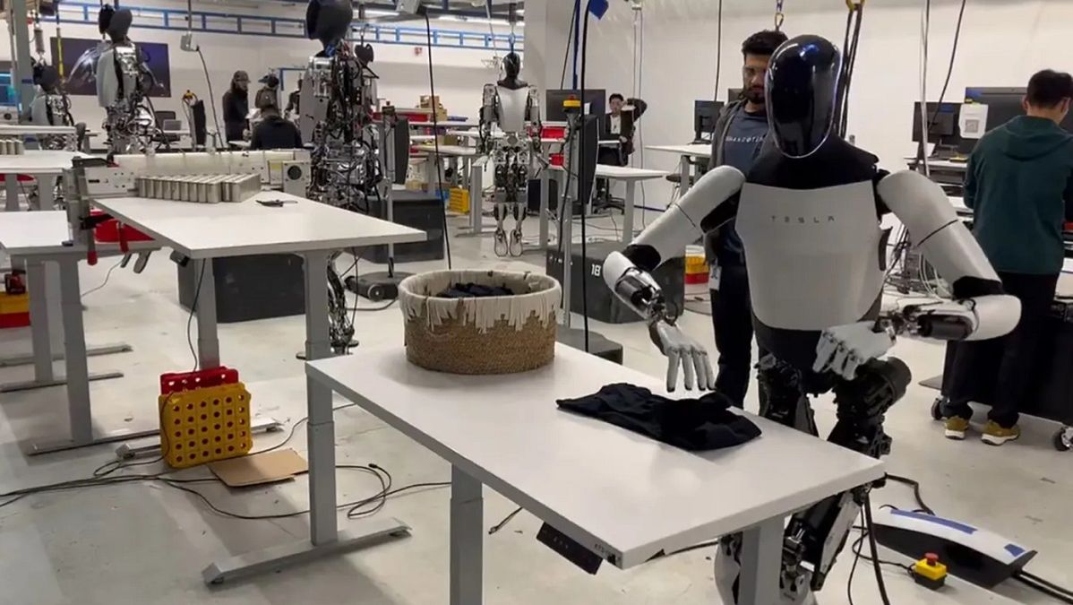Tesla Workspaces Погляньте, як робот Optimus від Tesla вміє складати футболки - Техно