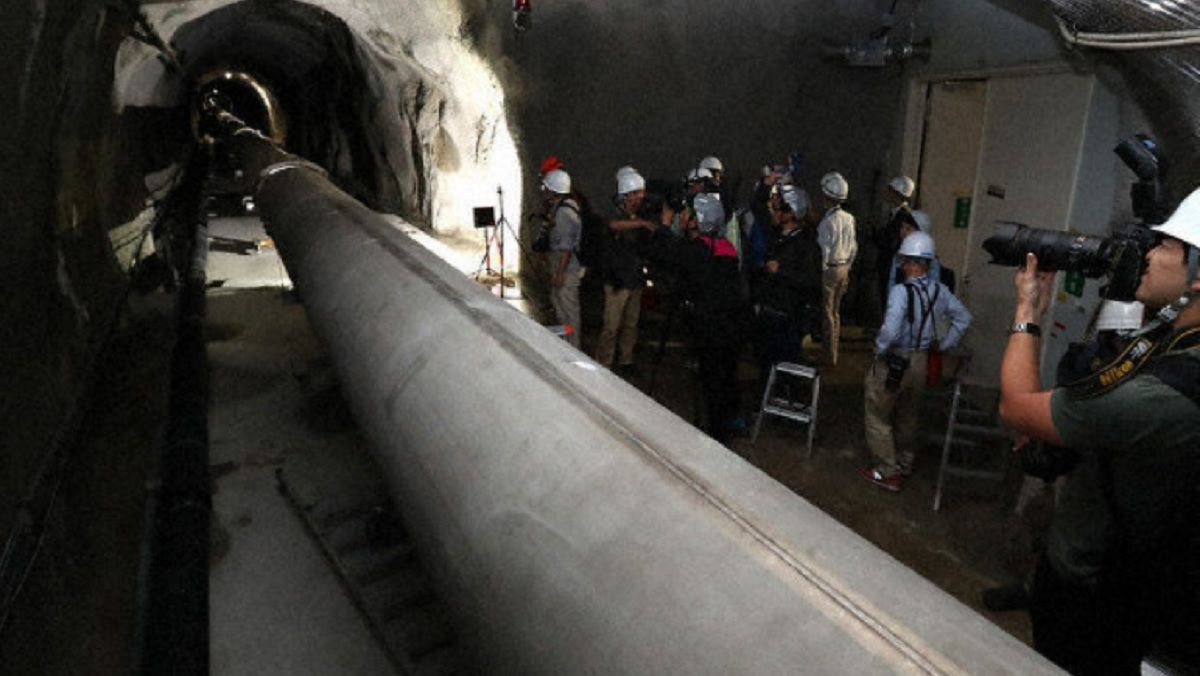 Часть 3-километрового вакуумного канала гравитационного волнового телескопа KAGRA Часть 3-километрового вакуумного канала гравитационного волнового телескопа KAGRA