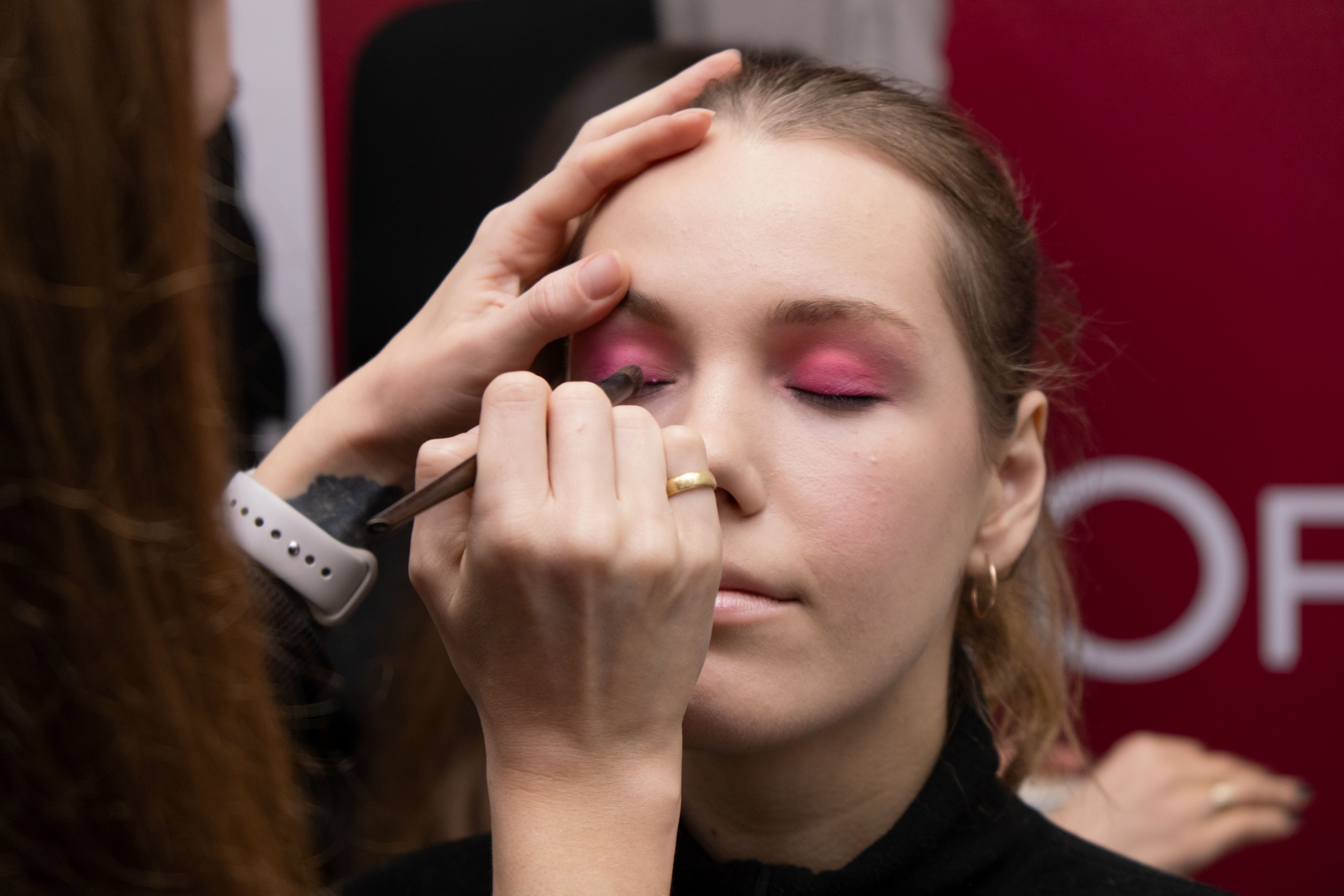 L’Oréal Украина анонсирует набор участниц на получение профессий парикмахерши и визажистки - 24 Канал L’Oréal Украина анонсирует набор участниц на получение профессий парикмахерши и визажистки - 24 Канал