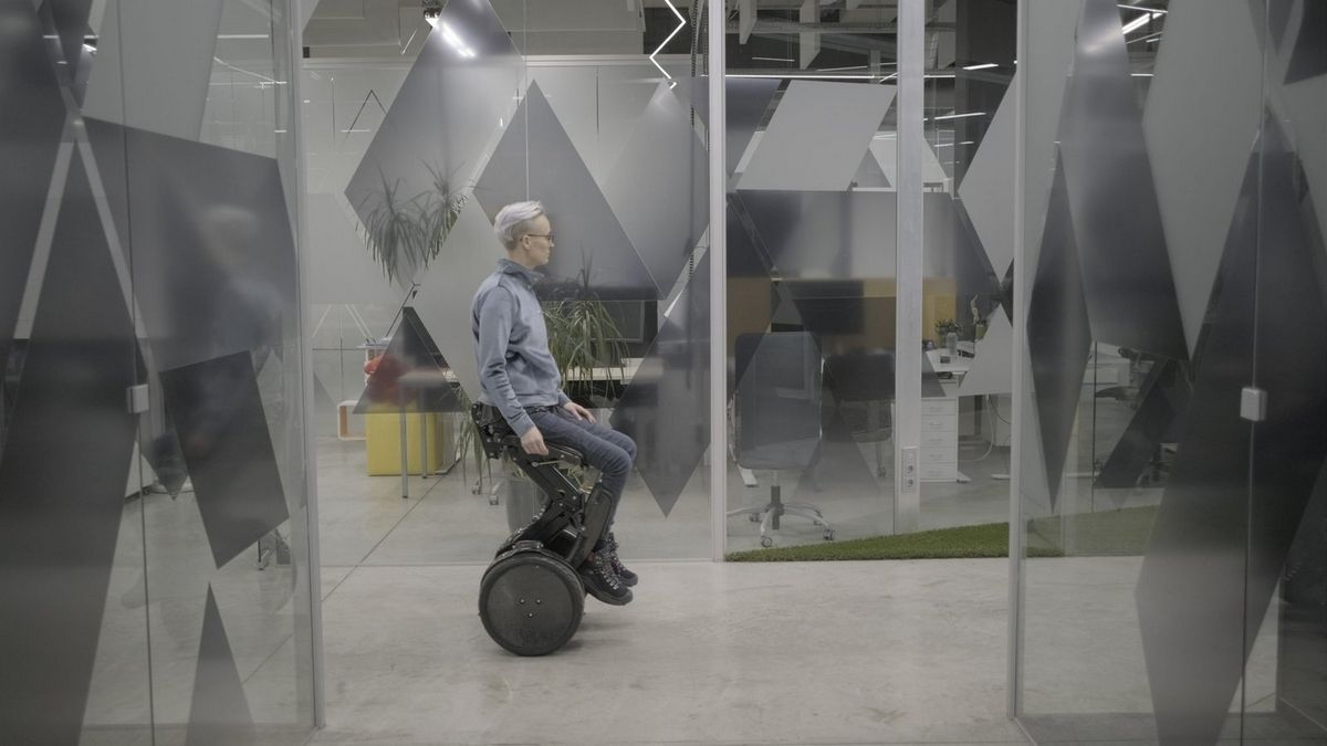 Особливе електричне крісло дозволить людям з інвалідністю стояти в ньому Особливе електричне крісло дозволить людям з інвалідністю стояти в ньому