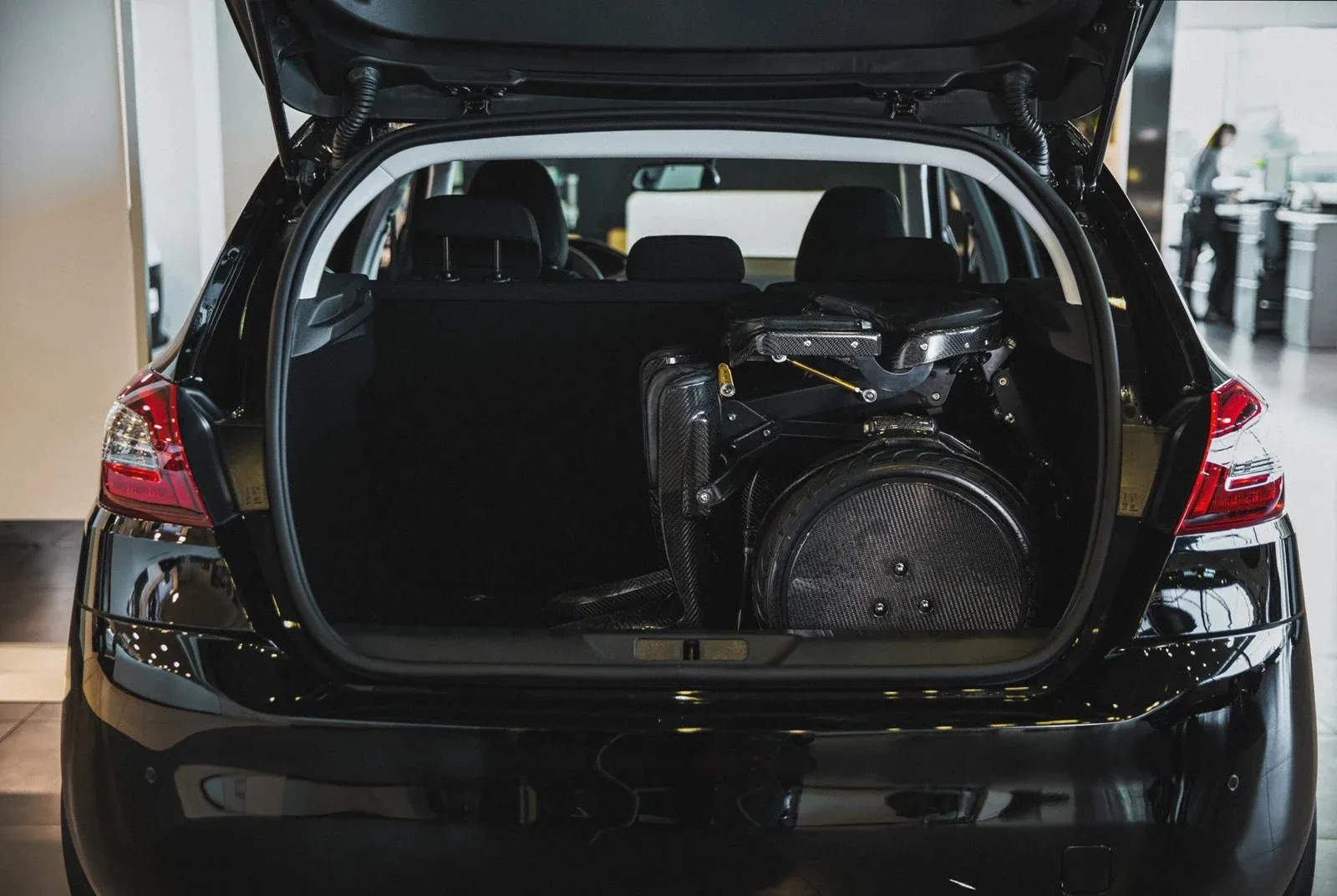 Кресло легко поместится в багажнике автомобиля Кресло легко поместится в багажнике автомобиля